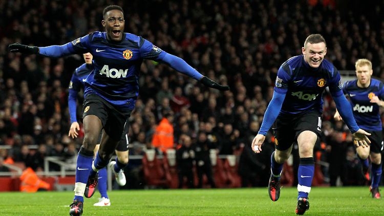 Danny Welbeck (l.) feiert mit Wayne Rooney sein Tor gegen Arsenal.