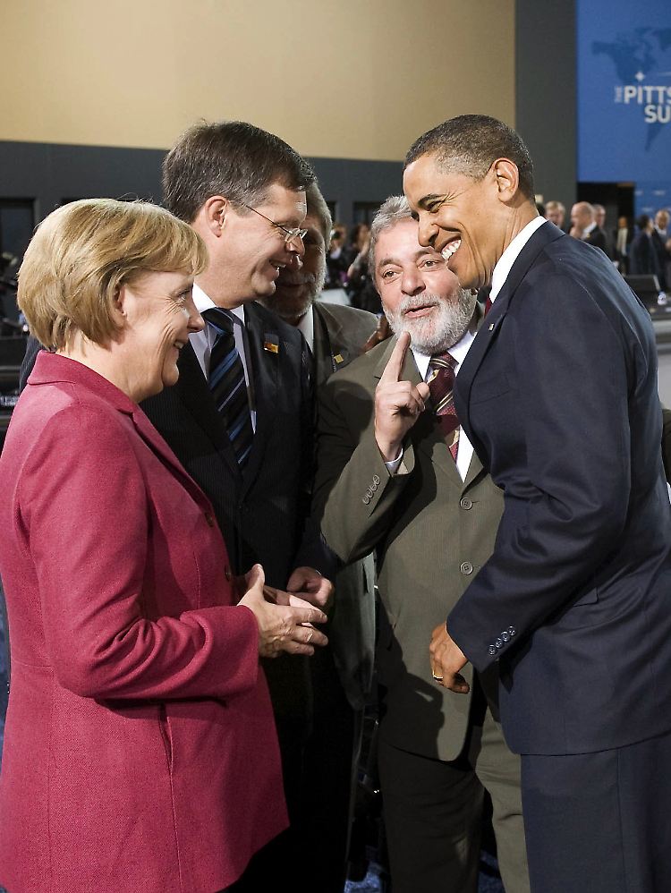 Im Kreis der Mächtigen: Bundeskanzlerin Merkel, der niederländische Ministerpräsident Jan Peter Balkenende (2.v.l.), Brasiliens Präsident Luiz Inacio Lula da Silva und US-Präsident Barack Obama (r.) unterhalten sich beim G20-Finanzgipfel in Pittsburgh.