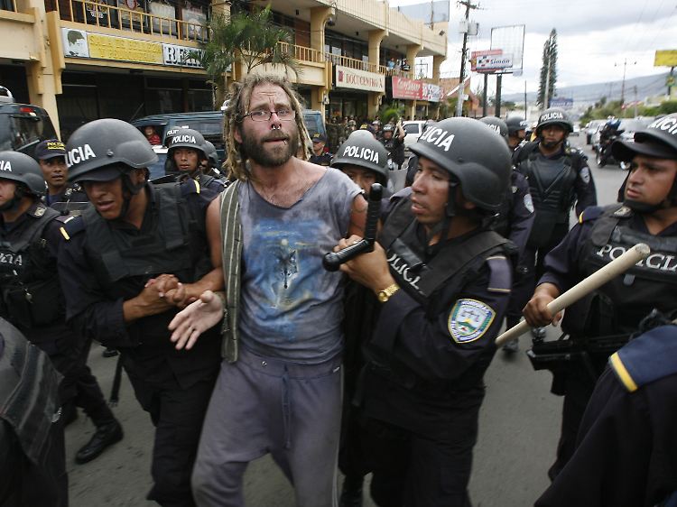 Nicht nur dieser Demonstrant, auch Brasilien legt sich mit der Übergangsregierung in Honduras an.