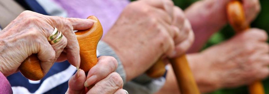 Immer mehr Menschen werden im Alter in die Hilfsbedürftigkeit getrieben.