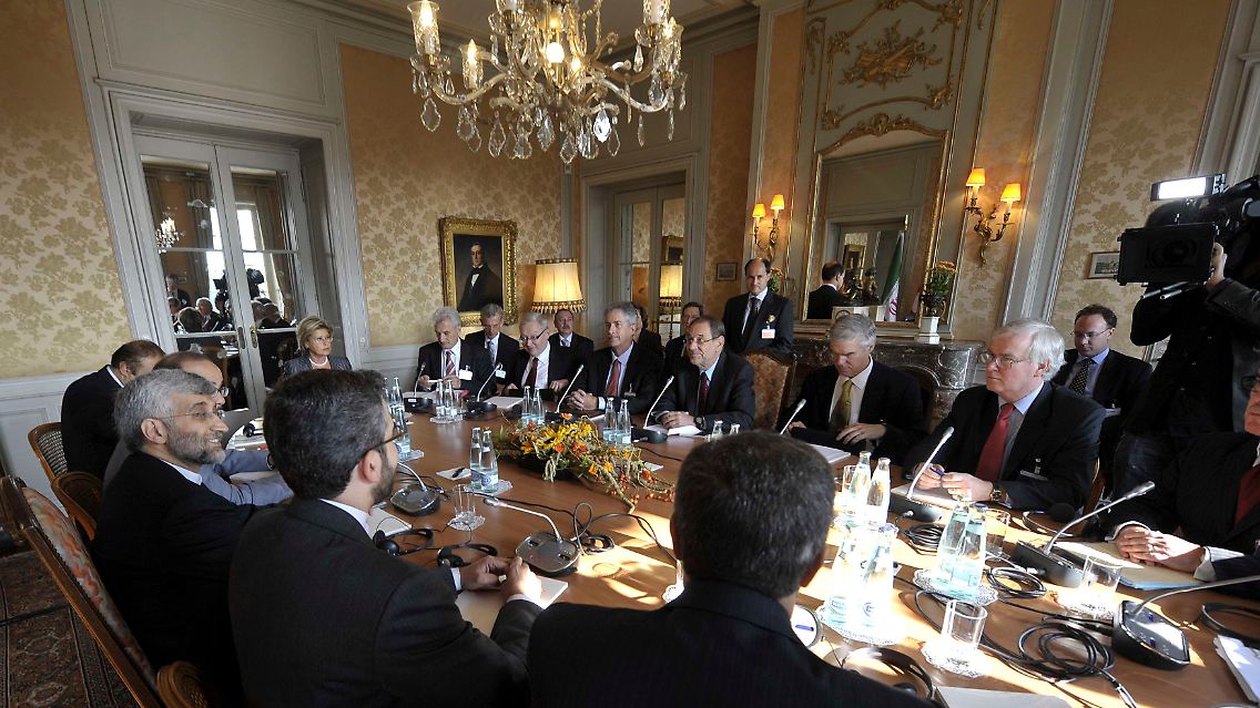 Langer Tisch, lange Verhandlungen: Den Diplomaten stehen schwere Gespräche bevor.