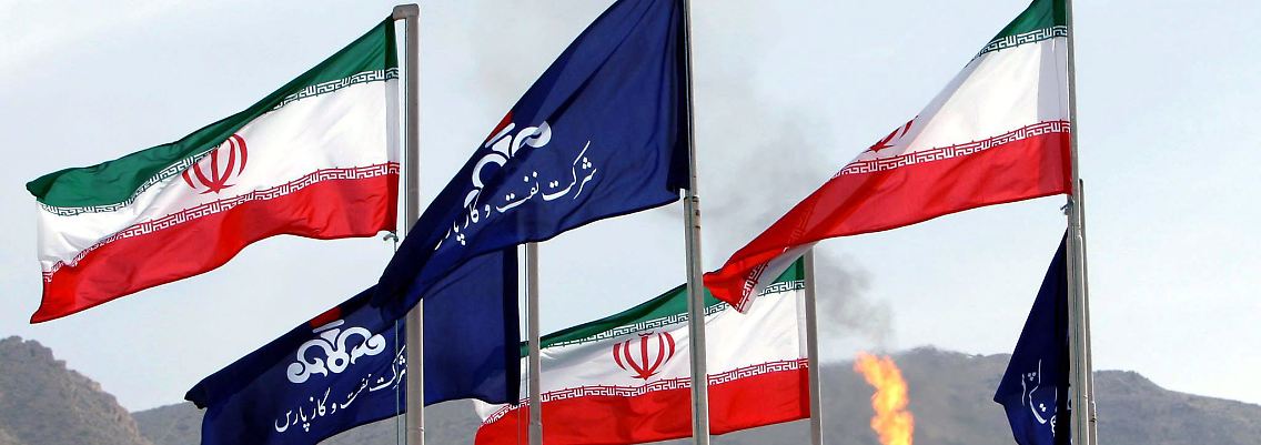 Flaggen des Iran und der nationalen iranischen Ölgesellschaft wehen auf einem Gasfeld in Assalouyeh.