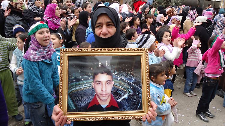 Diese Frau hält bei einer Demonstration in der Nähe von Homs das Foto eines vermissten Verwandten in den Händen.