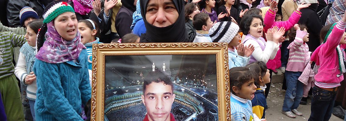 Diese Frau hält bei einer Demonstration in der Nähe von Homs das Foto eines vermissten Verwandten in den Händen.