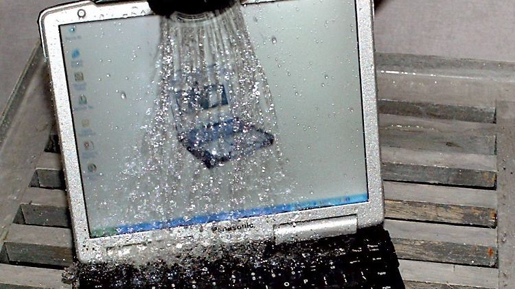 Nein, die kalte Dusche ist keine zuverlässige Methode der Datenvernichtung. Es gibt Rechner, die eine Duschattacke vollkommen unbeschadet überstehen.