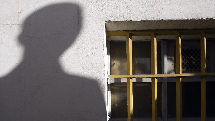 Der Schatten eines Mannes neben dem letzten erhaltenen Gitterfenster des ehemaligen Geschlossenen Jugendwerkhofes Torgau in der heutigen Gedenkstätte in Torgau. Dieser Jugendwerkhof wurde in der DDR von 1964 bis 1989 als Geschlossener Jugendwerkhof genutzt.