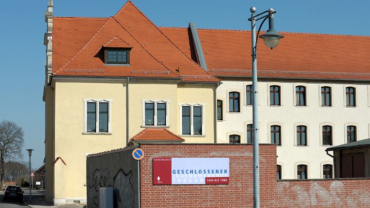 Blick auf das frühere Verwaltungsgebäude (l) des ehemaligen Jugendwerkhofs in Torgau mit dem sich anschließenden Zellentrakt (dahinter).