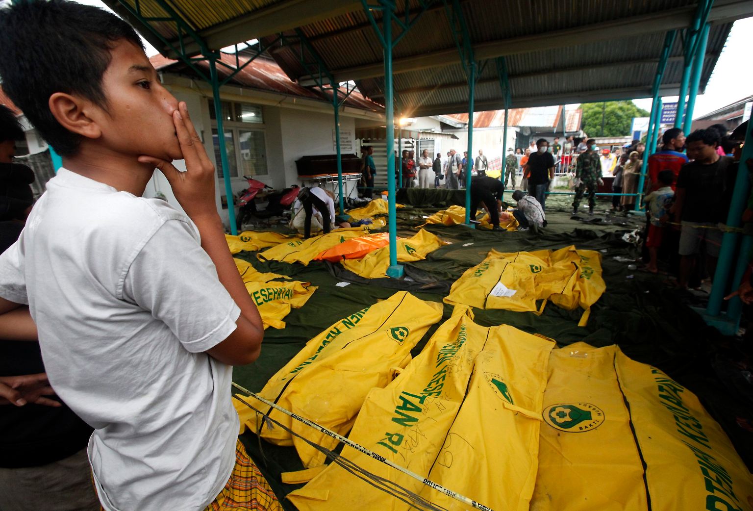 Trümmer und Tote, so weit das Auge reicht: Das schwere Erdbeben vor der indonesischen Insel Sumatra hat möglicherweise tausende Menschenleben gefordert und weite Landstriche in Schutt und Asche gelegt.