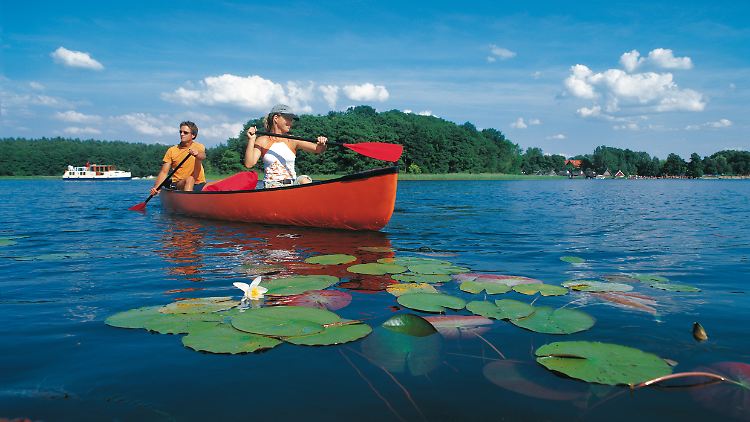 Wassersport ist bei Deutschen beliebt. Aber im eigenen Land wie hier in der Mecklenburgischen Seelplatte werden sie noch vergleichsweise selten aktiv.