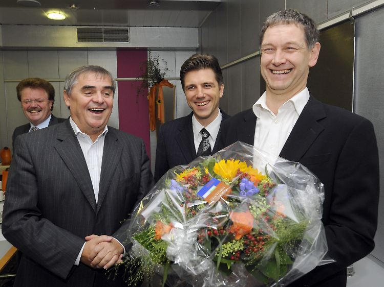 Blumen für den Grünen: Peter Müller (2.v.l.) wirbt um Hubert Ulrich (r.).