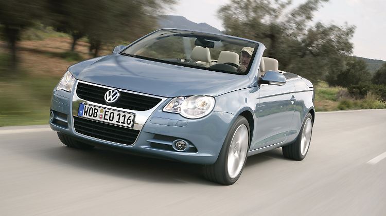 Der Eos ist kein Auto für weite Touren zu viert. Für zwei Reisende bietet er aber ausreichend Platz und dank seines versenkbaren Dachs auch einen hohen Spaßfaktor.