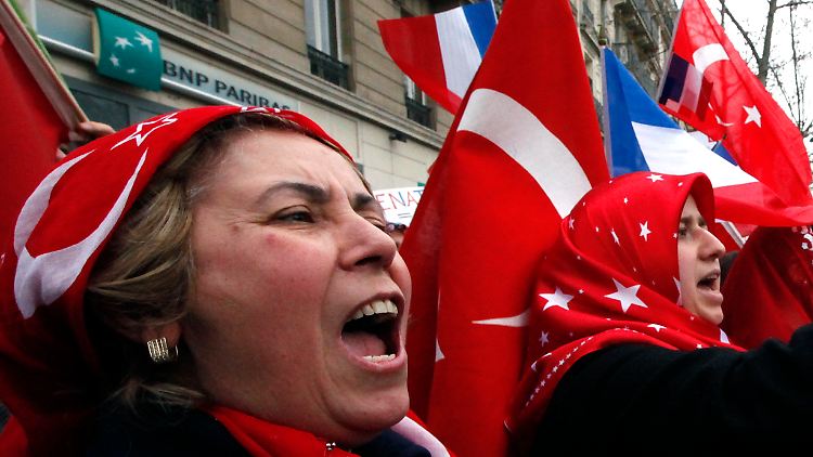 In Paris protestieren Türkischstämmige gegen das Völkermord-Gesetz.