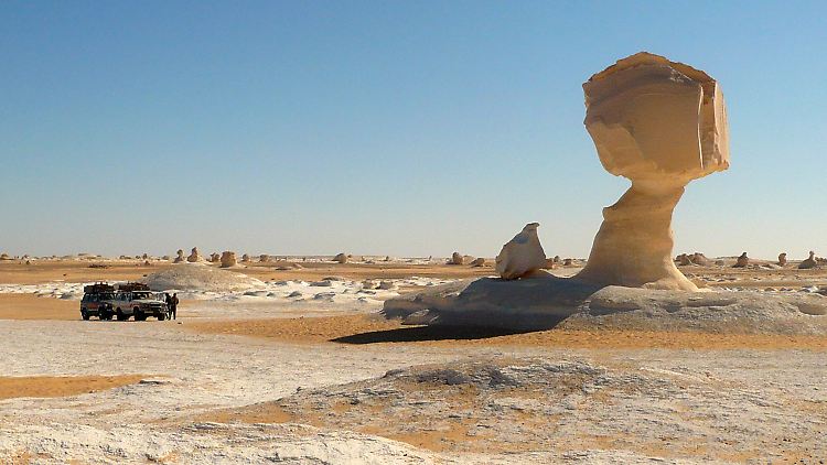 In die Weiße Wüste verirren sich derzeit nur wenige Touristen. Als die Proteste am Tahrir im Dezember wieder die internationalen Schlagzeilen beherrschten, haben dutzende Touristen ihren Trip zu den bizarren Felsformationen storniert.