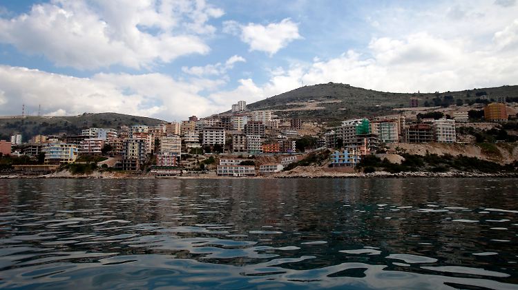Platte an Platte: Die Küste zwischen Vlorë und Himarë ist weitgehend zugebaut. Nur wenige Buchten sind vom Bauboom verschont geblieben.