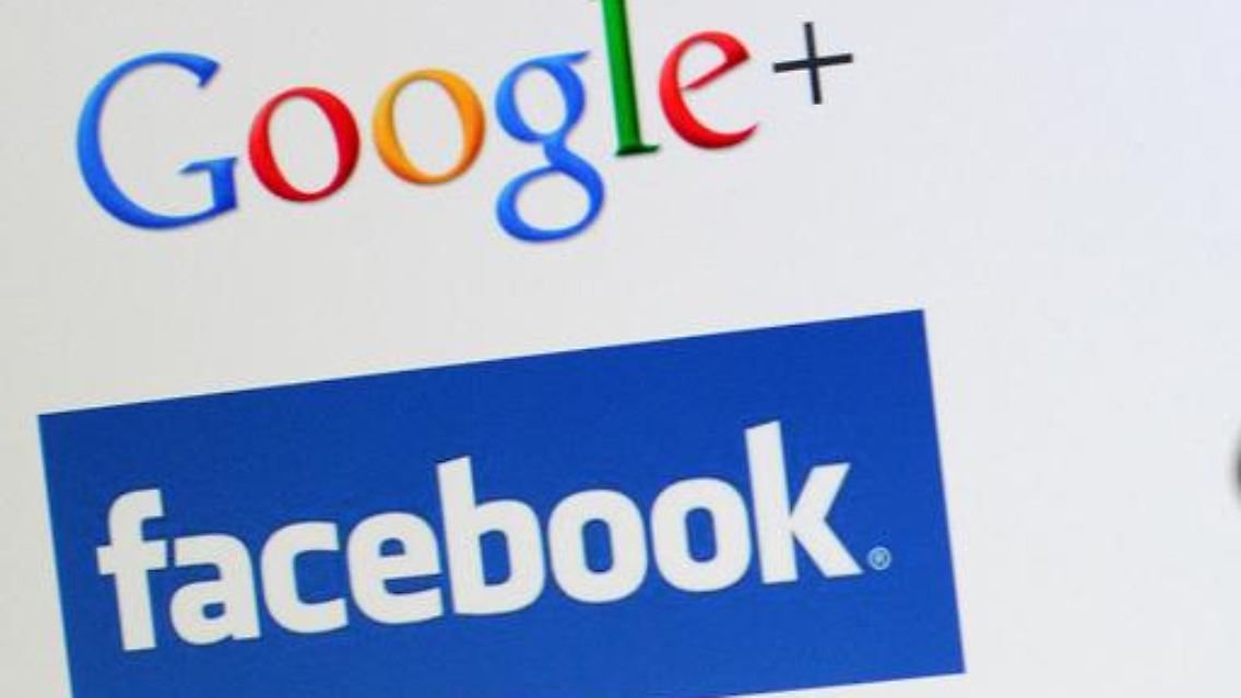 Die Logos der sozialen Netzwerke Google+ und Facebook. Foto: Julian Stratenschulte