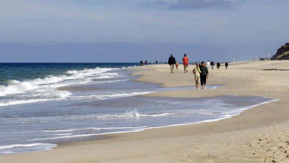 Wer kann einem Spaziergang am Sylter Strand schon widerstehen?
