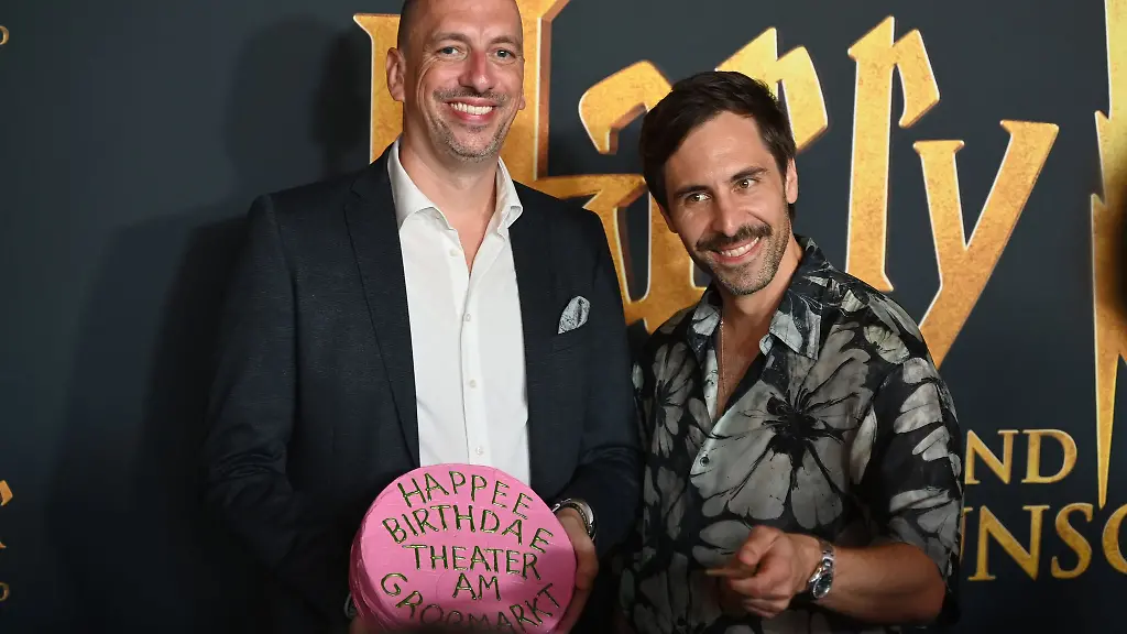 Marcel-Neitzel-Leiter-des-Theaters-am-Grossmarkt-l-und-Max-Giesinger-Saenger-stehen-auf-dem-lilafarbenen-Teppich-im-Theater-am-Grossmarkt-in-Hamburg