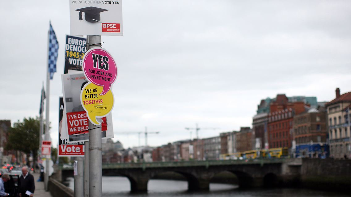 Plakate säumen die Straßen Dublins.