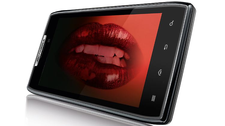 Der Bildschirm des Razr bietet leuchtende Farben, schwächelt aber ein klitzekleines bisschen bei der Text-Darstellung.