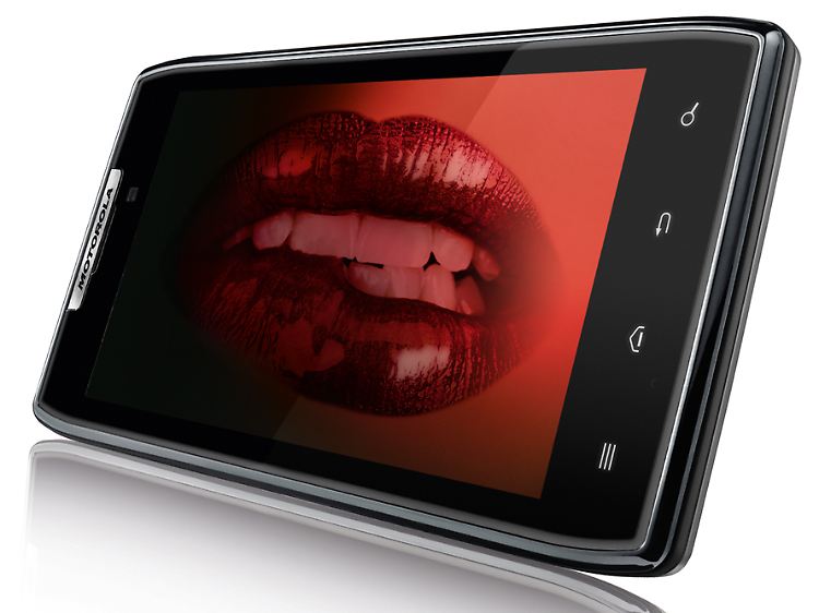 Wem der Akku des Motorola Razr zu schwach ist, kann das Smartphone als "Maxx" mit riesengroßer Batterie kaufen.