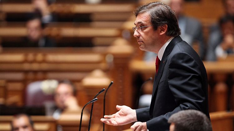 Pedro Passos Coelho in der Sparfalle? Politiker und Wirtschaftsexperten warnen, Portugal könnte sich kaputtsparen.