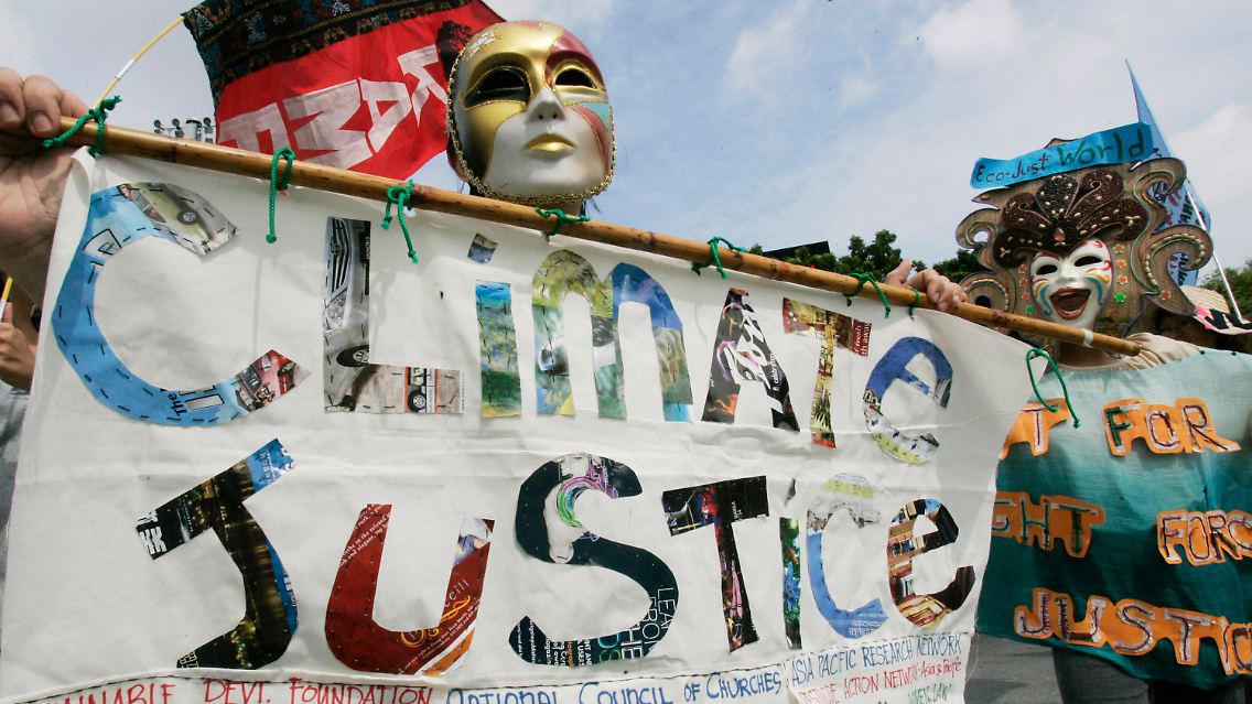 Demonstranten vor dem Tagungsgebäude in Bangkok.