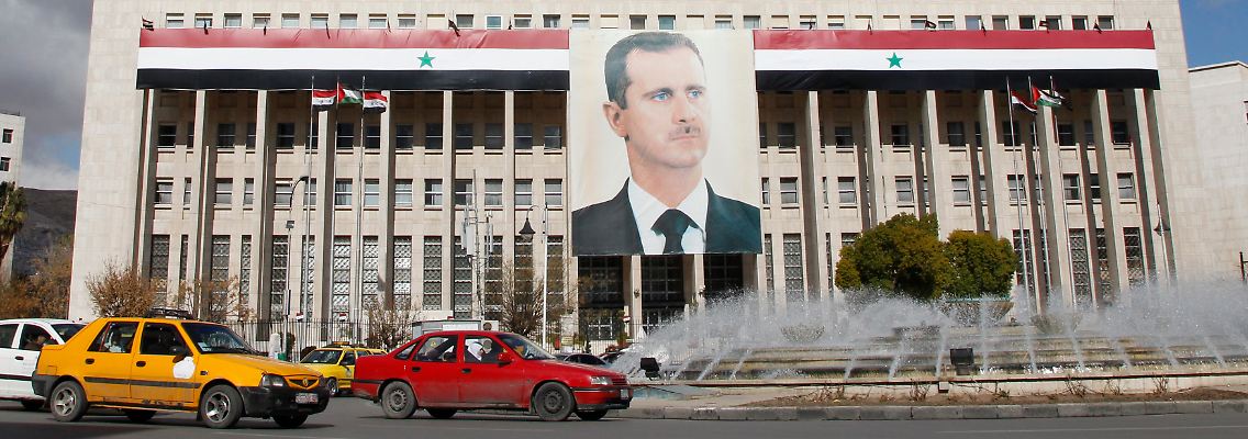 Personenkult in Damaskus: Ein Porträt Assads ist an der Fassade der Zentralbank zu sehen.