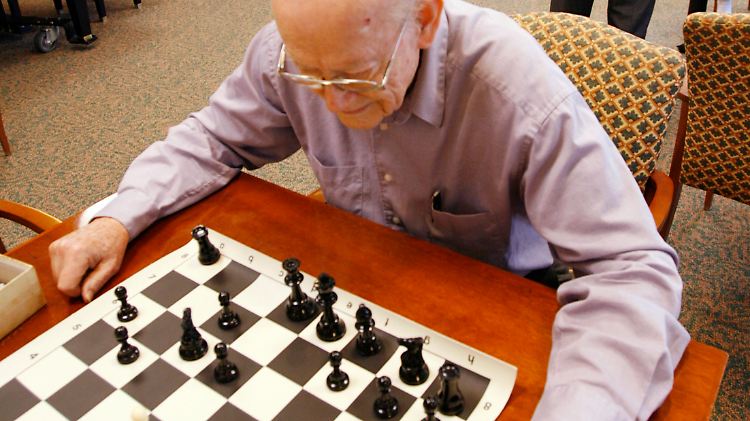 Wie beim Schach muss man auch bei Wirtschaftsentscheidungen immer mindestens drei Züge vorausdenken: Niedrige deutsche Löhne könnten im europäischen Ausland Arbeitsplätze zerstören.