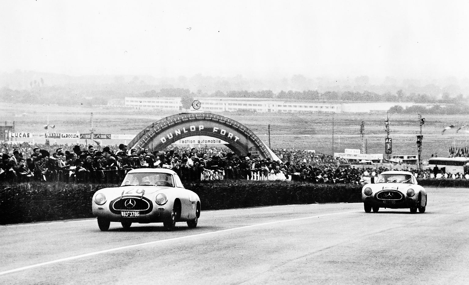Kaum ein Oldtimer hat in den vergangenen Jahren derart an Wert zugelegt wie der Mercedes SL Flügeltürer. Kein Wunder, gehört der Sportwagen doch zu den größten Ikonen der Sportwagenwelt. Erstmals vorgestellt wurde der 300 SL als reinrassiger Rennwagen, ...