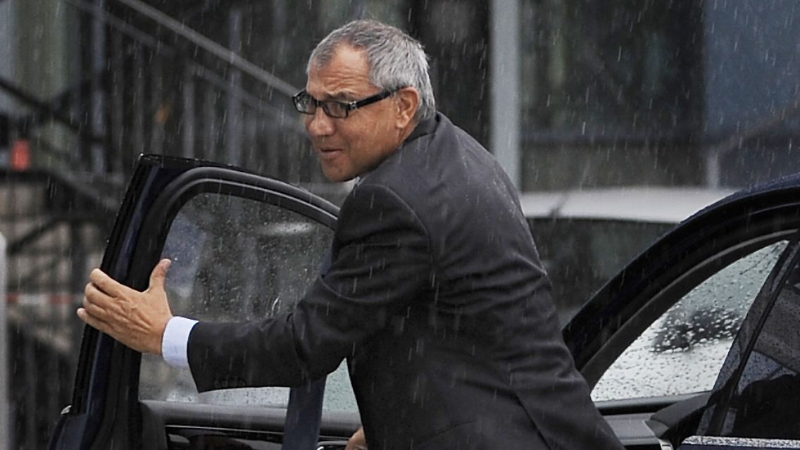Schalkes Trainer Felix Magath auf dem Weg zur Pressekonferenz.