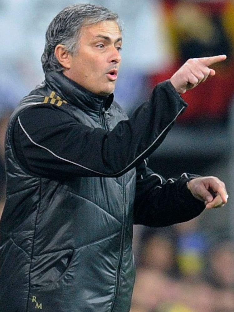 "Mourinho spielt mit dem Gedanken, es dem Kapitän Francesco Schettino nachzutun und von Bord zu springen."