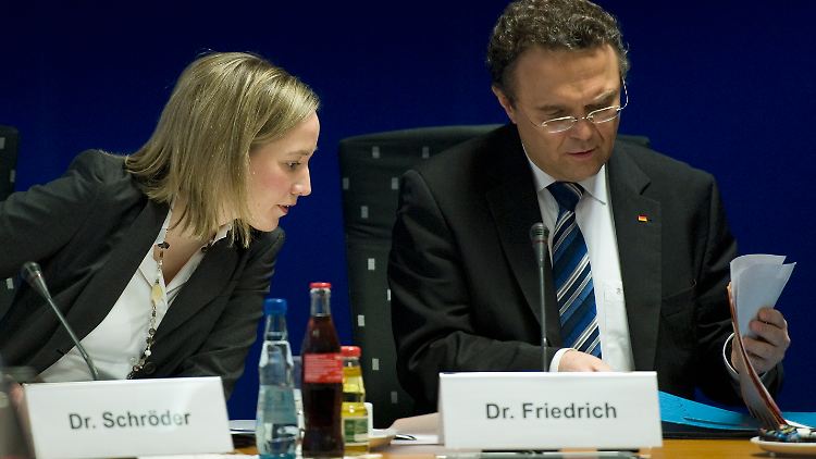 Für die Regierung nahmen Familienministerin Schröder und Innenminister Friedrich an dem Treffen teil.