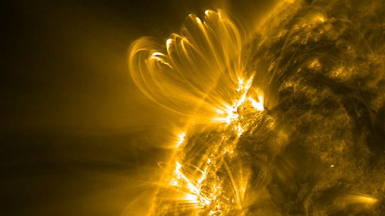 Für Natur und Menschen auf der Erde ist der Sonnensturm ungefährlich - er dringt nicht durch das natürliche Magnetfeld und die Atmosphäre.