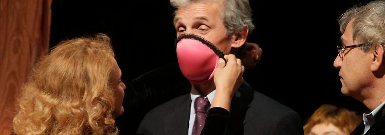 Praktisch: So ein BH, in der Mitte geteilt, reicht als Gasmaske gleich für zwei Personen.