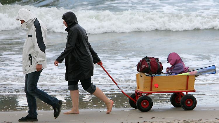 Zunächst sollen vor allem Familien entlastet werden. Den Steuerfreibetrag für Kinder wollen Union und FDP von 6024 auf 8004 Euro im Jahr anheben.