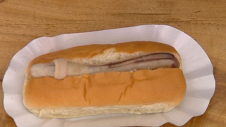 Ein Hot Dog der anderen Art: Hirschpenis im Brötchen.