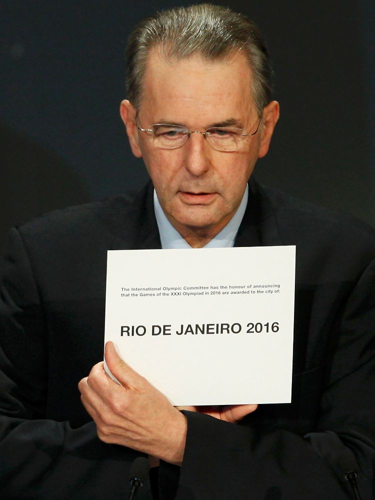 Der entscheidende Moment: Jacques Rogge präsentiert den Sieger.