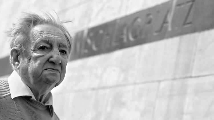 Marek Edelman 2006 am Denkmal der Helden des Ghettos in Warschau.
