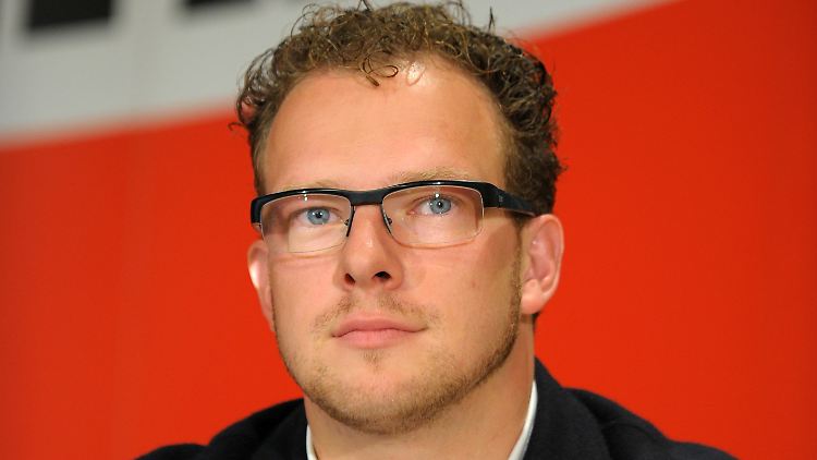 Steffen Bockhahn ist Landesvorsitzender der Linkspartei in Mecklenburg-Vorpommern. Im Bundestag vertritt er seine Fraktion im sogenannten Vertrauensgremium nach § 10 der Bundeshaushaltsordnung. Die Mitglieder dieses Gremiums kontrollieren die Wirtschaftspläne der deutschen Geheimdienste.