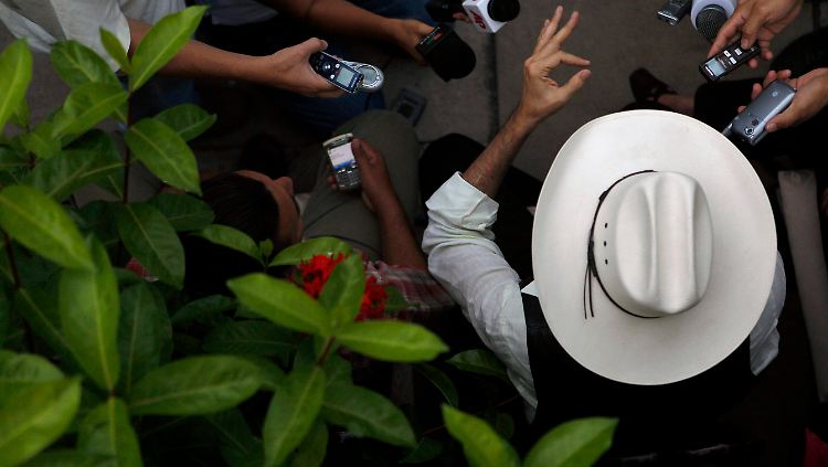 Honduras aus dem Amt geputschter Präsident Zelaya versucht aus der brasilianischen Botschaft heraus, wieder an die Macht zu kommen.