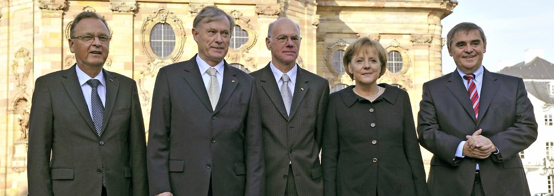 Hans-Jürgen Papier (l-r), Präsident des Bundesverfassungsgerichtes, Bundespräsident Horst Köhler, Bundestagspräsident Norbert Lammert, Bundeskanzlerin Angela Merkel und der saarländische Ministerpräsident Peter Müller stehen vor der Ludwigskirche in Saarbrücken.