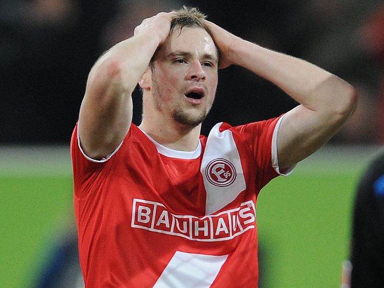 Erst schießt er zwei Tore, dann haut sein Gegenspieler ihn um: Maximilian Beister, Fortuna Düsseldorf.