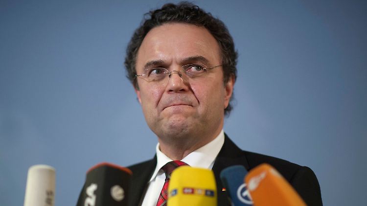 Innenminister Friedrich steht unter Druck: Die Überwachung der Linken ist auch in der Koalition hoch umstritten.