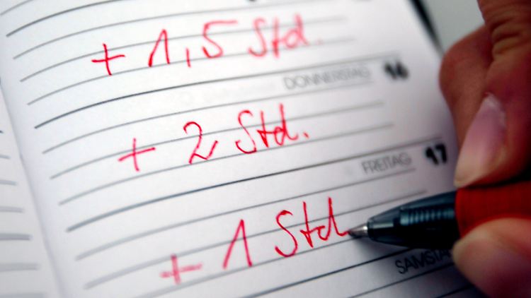In Deutschland arbeiten mehr als zwölf Millionen Menschen in Teilzeit - und leisten nicht selten Überstunden.