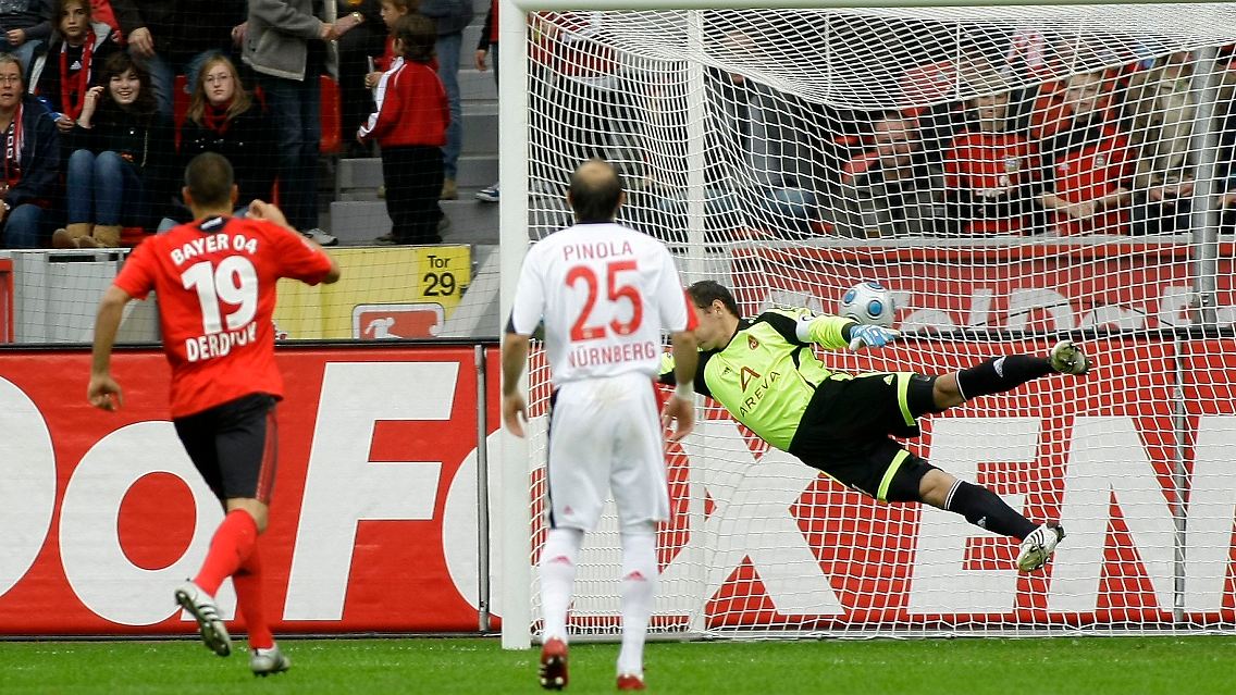 Vier Mal musste Nürnbergs Torwart Raphael Schäfer den Ball aus dem eigenen Netz holen.