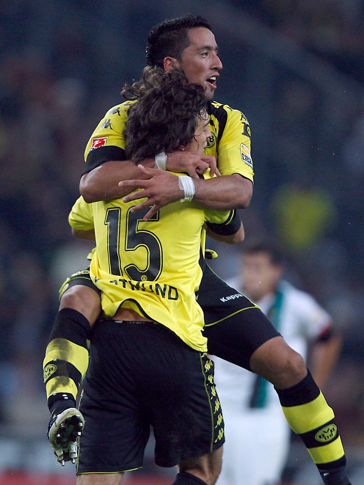 Lucas Barrios bejubelt sein goldenes Tor.