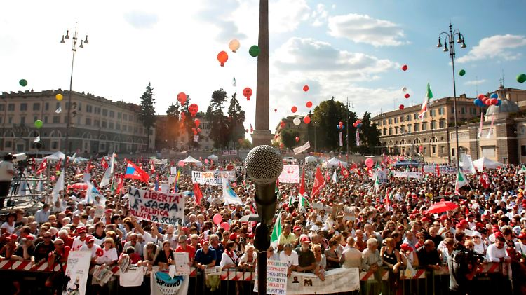 Die Piazza del Popolo ist gerammelt voll.