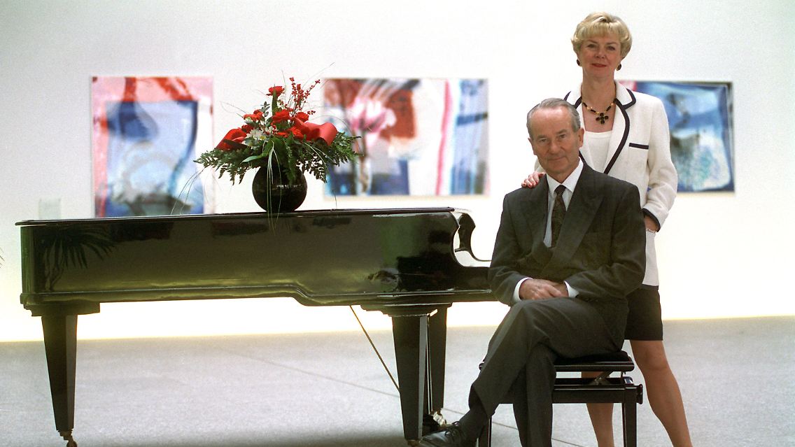 Reinhard Mohn mit seiner Frau Liz im Foyer der Bertelsmann-Stiftung im Dezember 1993 in Gütersloh.