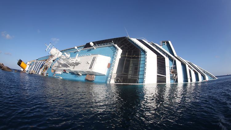 Schettino behauptet, ein Reederei-Manager habe das riskante Manöver von ihm verlangt.