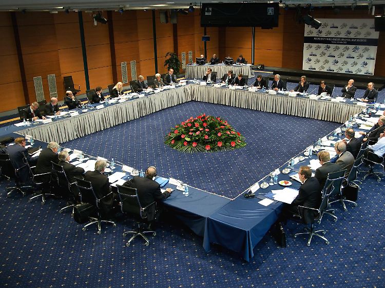 Anlässlich der Jahrestagung von IWF und Weltbank nahmen die G7-Finanzminister und ihre Zentralbankchefs am eckigen Tisch Platz.
